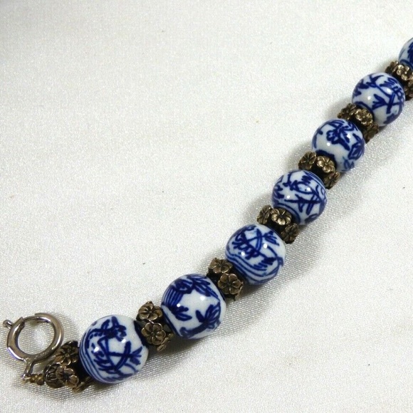 VTG White & Blue Round Porcelain beads silver tone spacers clasp bracelet 8"L - Picture 9 of 9